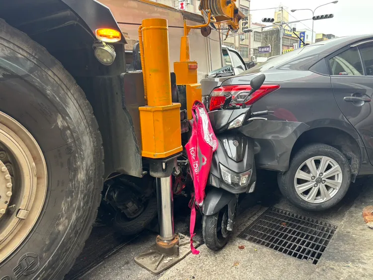 機車被夾扁。民眾提供