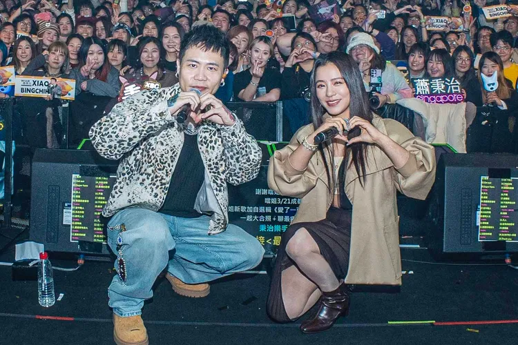 蕭秉治（左）擔任丁噹嘉賓，害羞不敢偷喵脖子以下。相信音樂提供