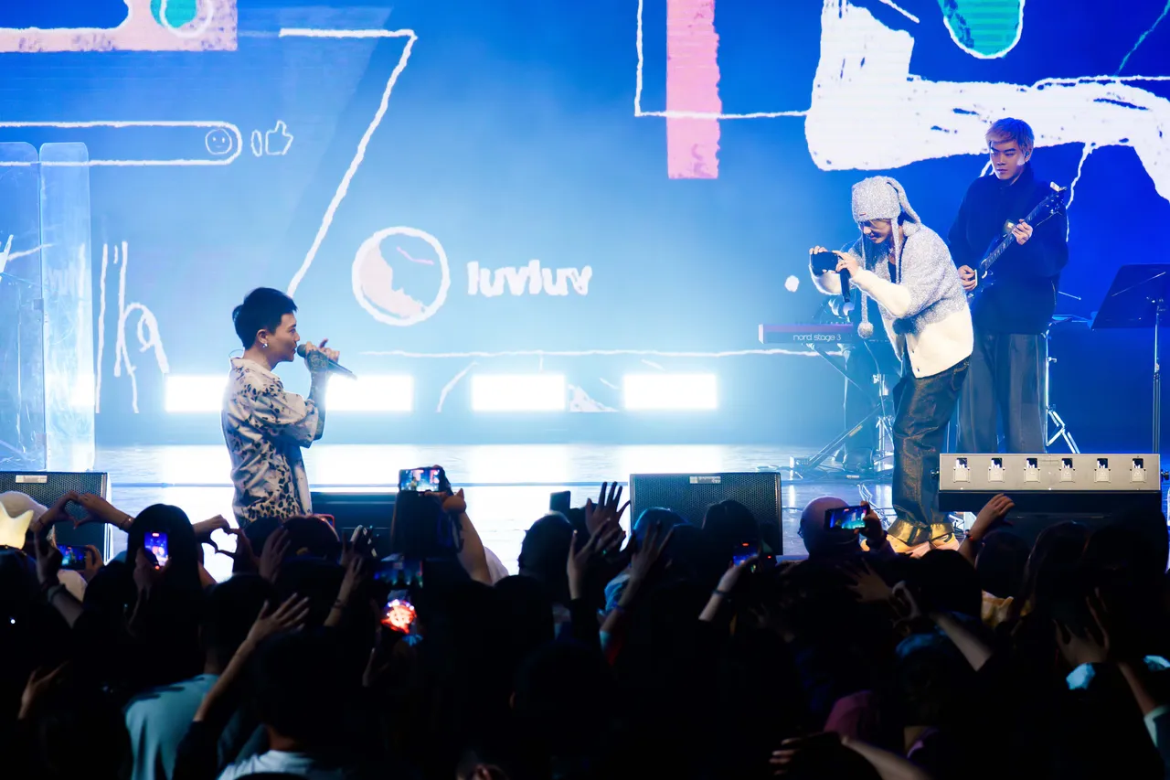 鼓鼓（右）帶著兔子耳朵帽擔任蕭秉治嘉賓。相信音樂提供