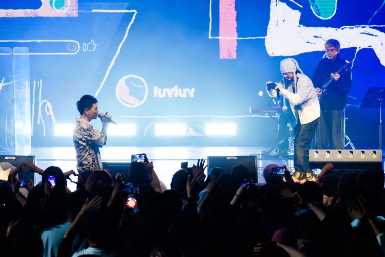 鼓鼓（右）帶著兔子耳朵帽擔任蕭秉治嘉賓。相信音樂提供