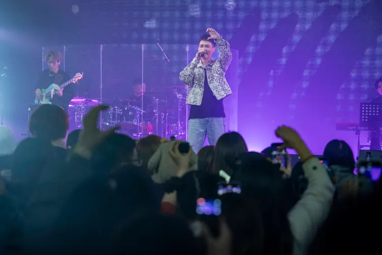 蕭秉治巡演上海站完售，之後將光榮再返場開唱。相信音樂提供