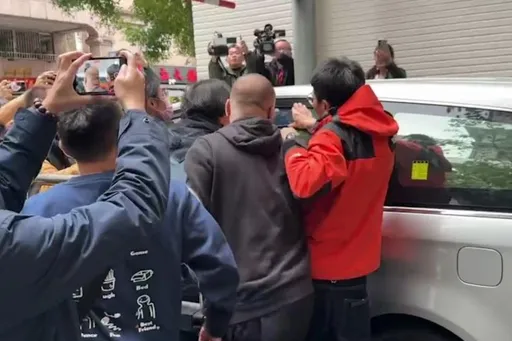 蘆洲雙屍｜逆子37刀殺蔥油餅父母移送　親友猛敲警車怒轟「畜生、垃圾」