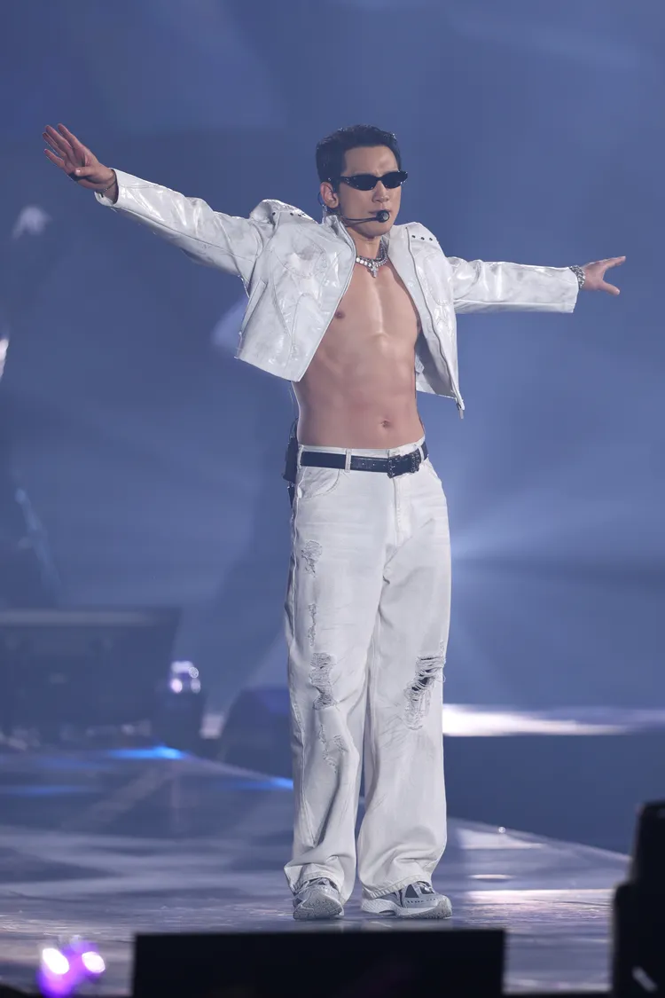 Rain展現結實腹肌。彭欣偉攝