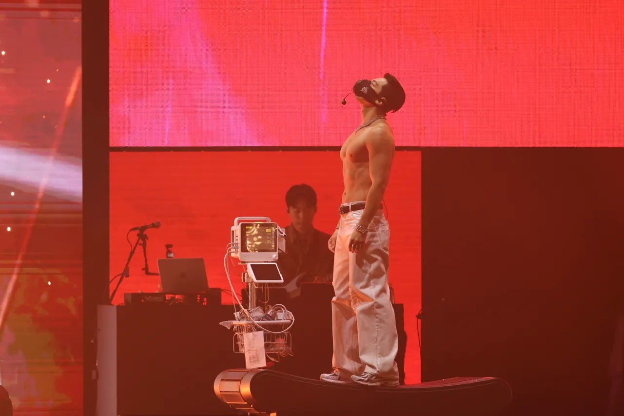 Rain一開場就裸上半身，在跑步機上狂奔。彭欣偉攝