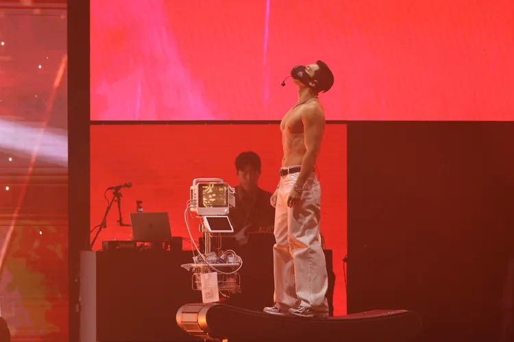 Rain一開場就裸上半身，在跑步機上狂奔。彭欣偉攝