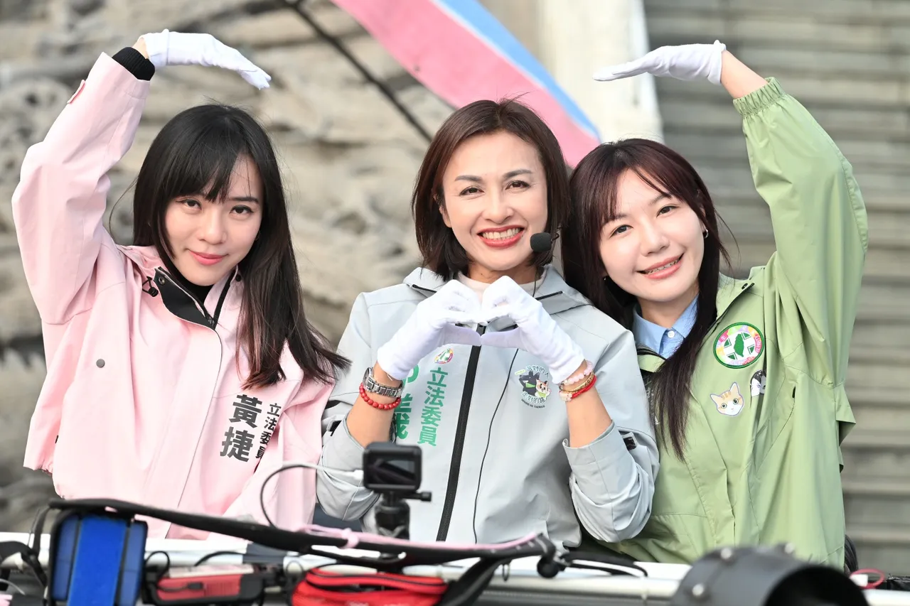 邱議瑩12日下午與立委黃捷、吳沛憶合體進行車隊掃街。翻攝畫面