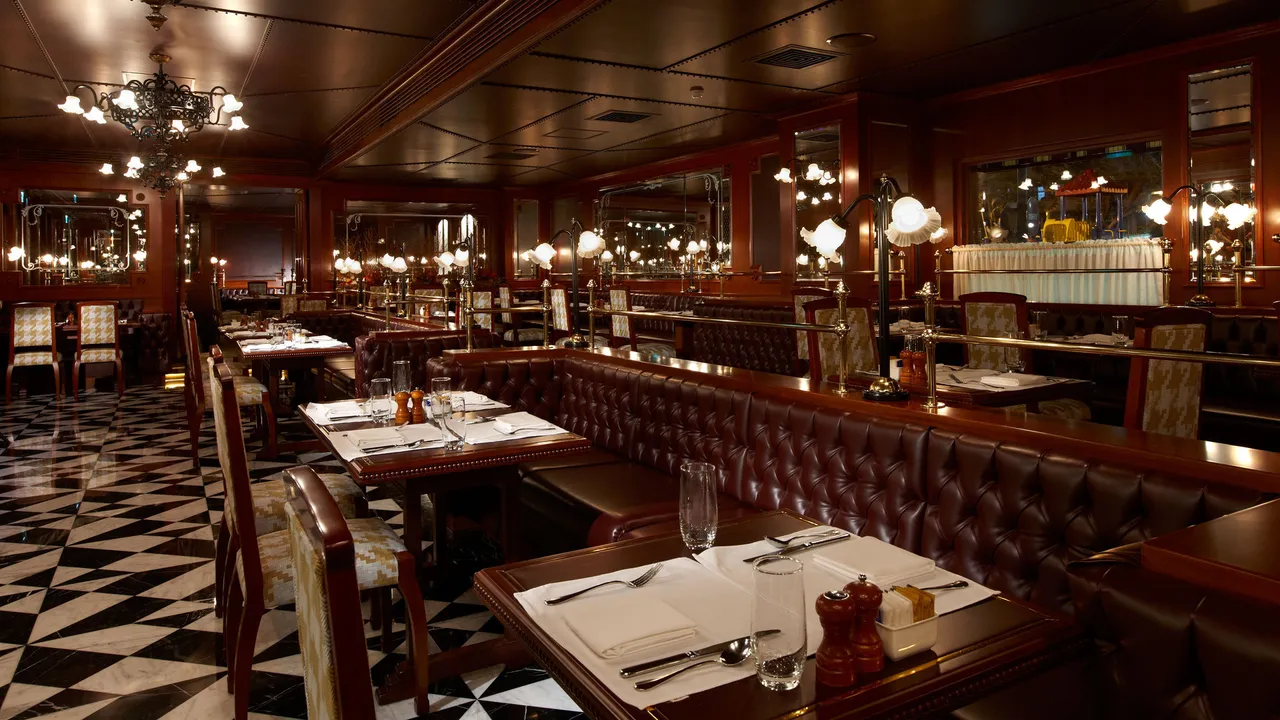 「巴赛丽厅」新年套餐3600+10%元起，部分时段提供亚洲精选、薄饼套餐及轻食单点。业者提供