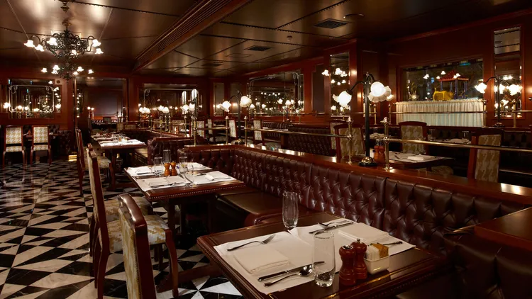 「巴賽麗廳」新年套餐3600+10%元起，部分時段提供亞洲精選、薄餅套餐及輕食單點。業者提供