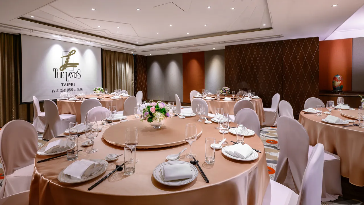 宴会厅除夕围炉每桌3万4800+10%元(六人份)起。业者提供