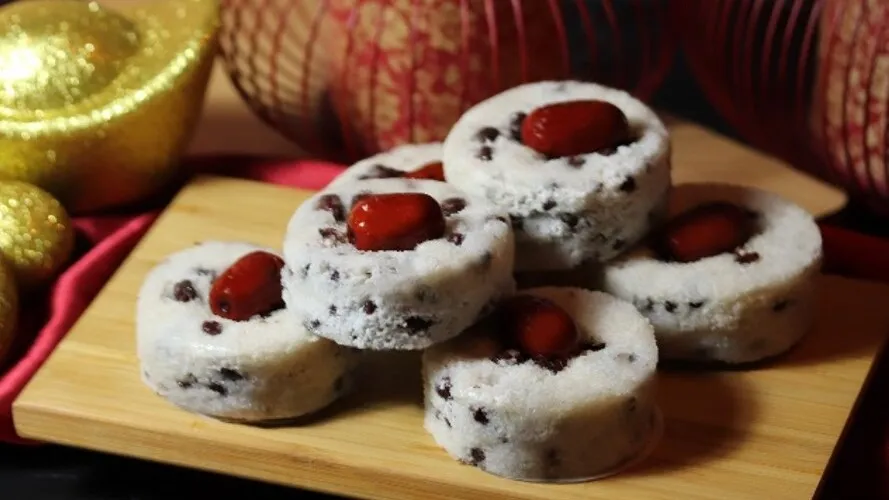 春节必备的著名糕点上海松糕，软绵口感、喜气吉利，每盒(6颗)定价720元。业者提供