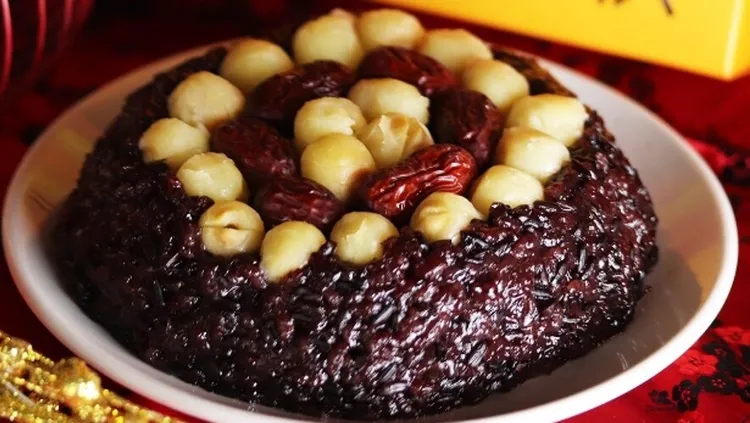 紫米八寶飯:軟糯Q彈紫米，舖上蓮子更顯口感清新典雅，定價780元。業者提供