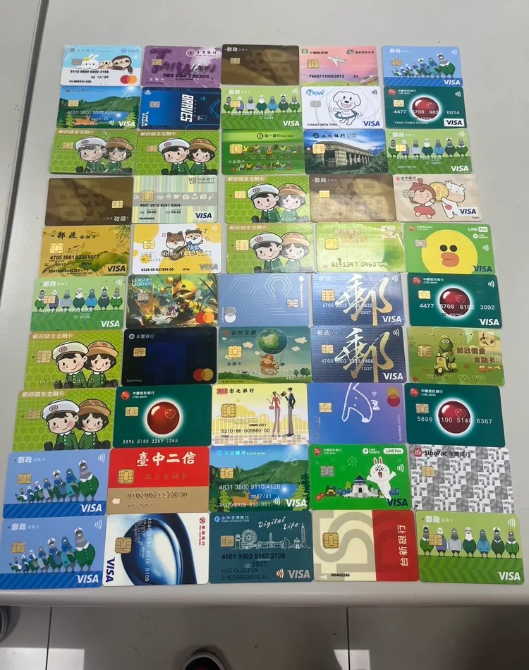 車手被逮查扣50張提款卡及毒品。翻攝畫面