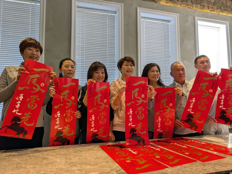 民進黨台南市長參選人、立委陳亭妃今（20）日上午正式公布今年春聯主題「一馬當先～陳亭妃」。陳亭妃團隊提供