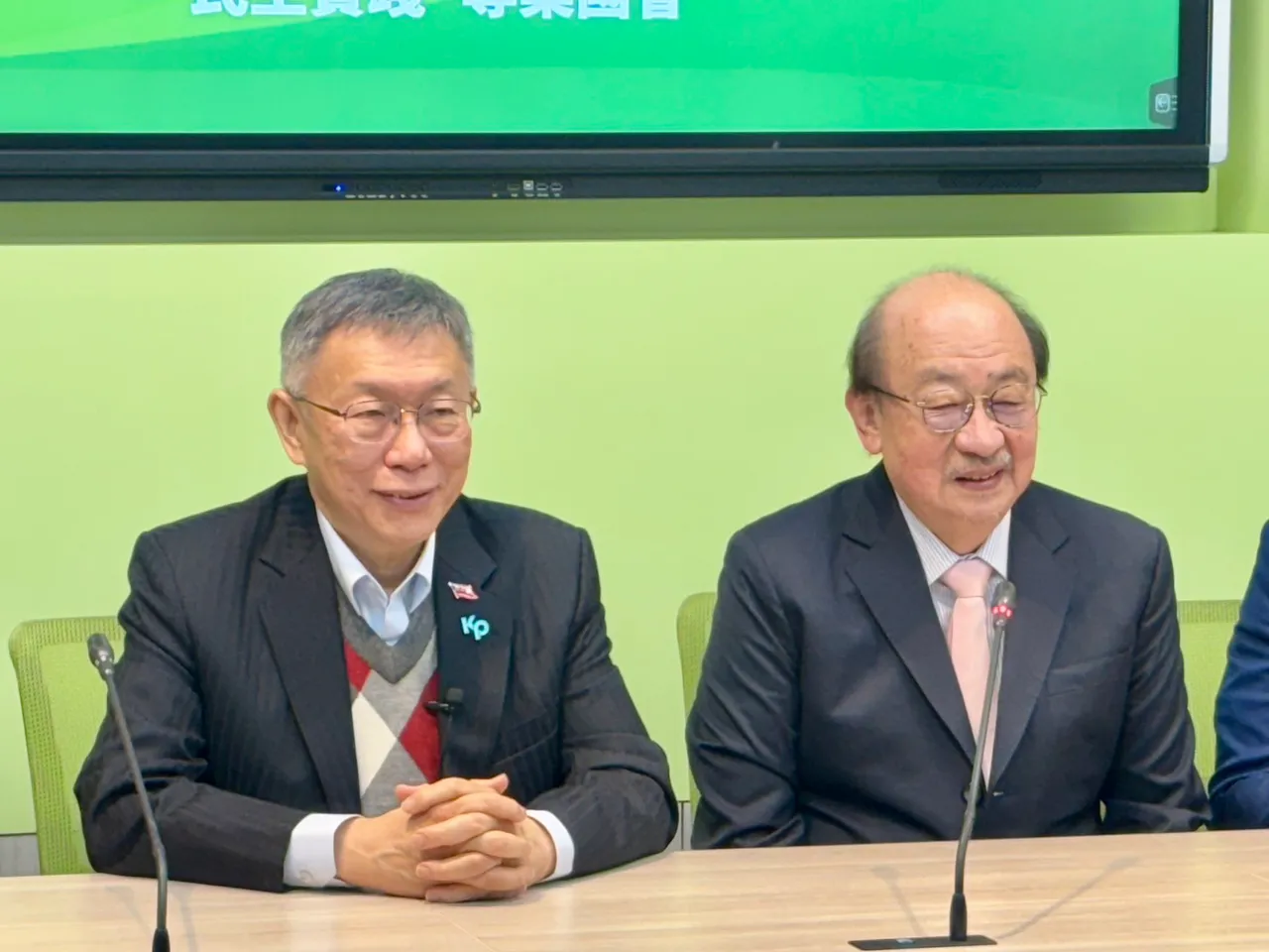 绿白会！柯建铭拜托通过总预算　柯文哲：坐下来乔一下就好了