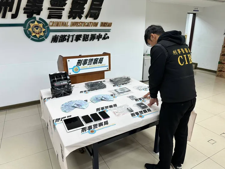 警方扣押現金、手機、監視器，愷他命、毒品咖啡包等贓證物。翻攝畫面