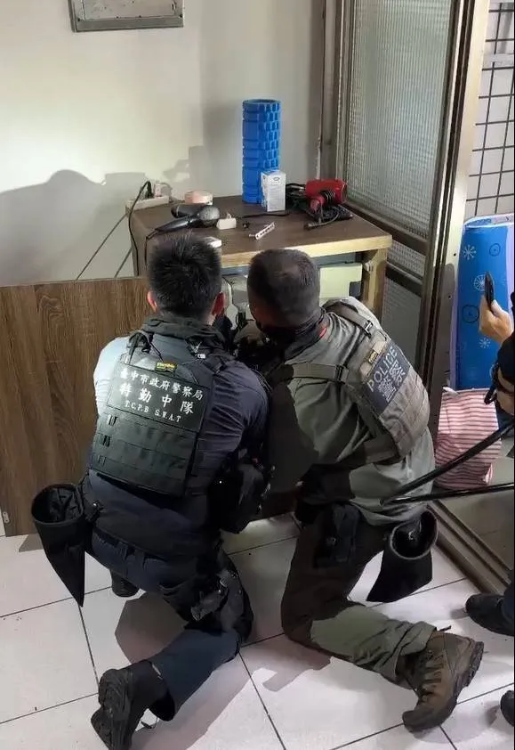 警方搜索嫌犯藏身地點。翻攝畫面