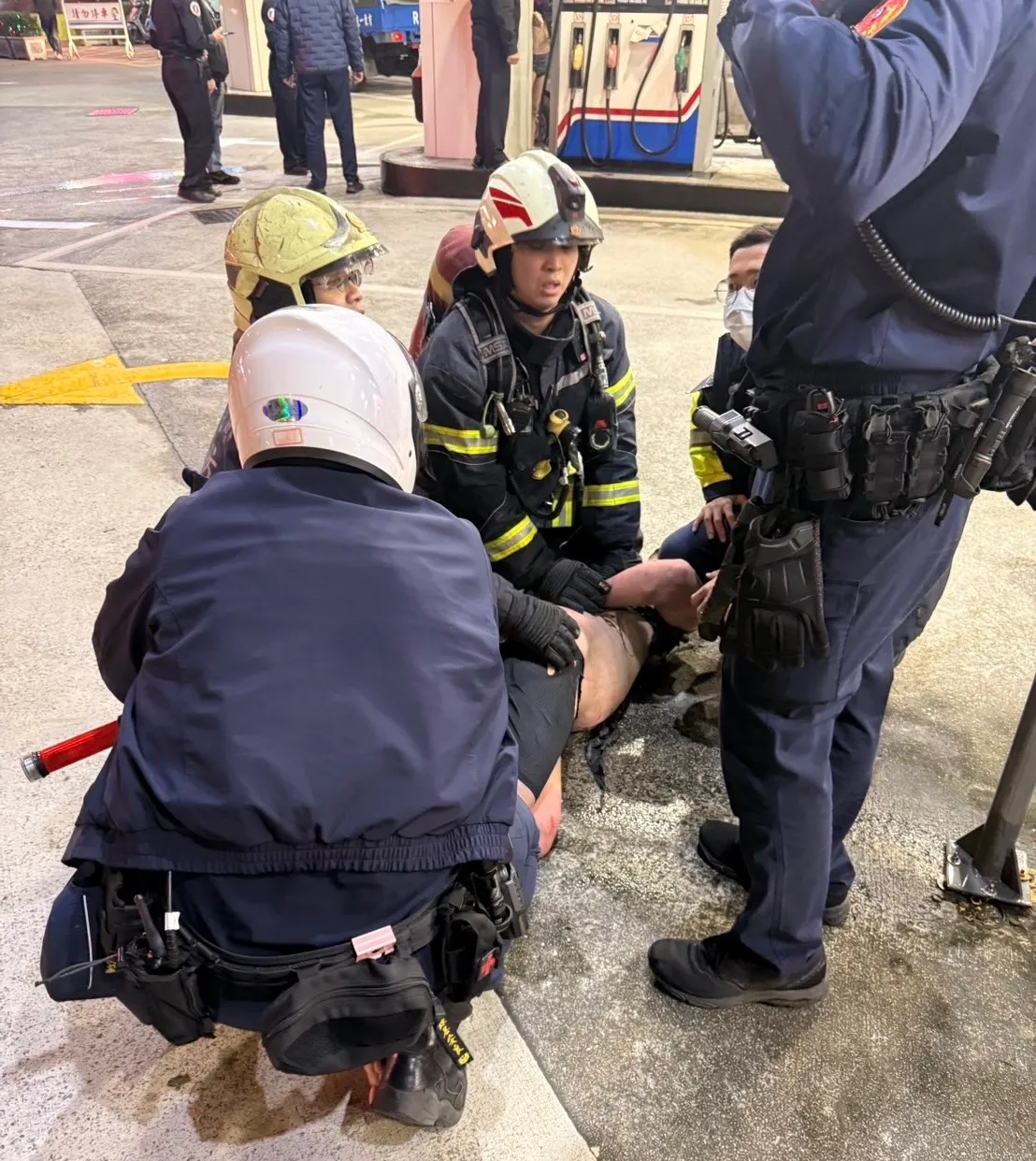 新北板桥加油站起火！竟是男子抢油枪纵火自焚　2人送医