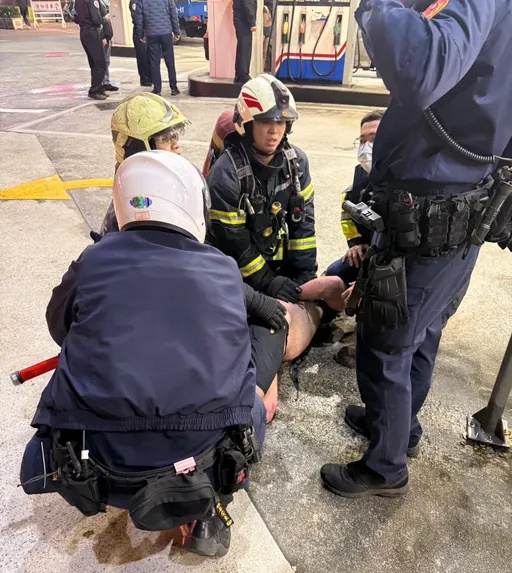 新北板桥加油站起火！竟是男子纵火自焚　2人送医