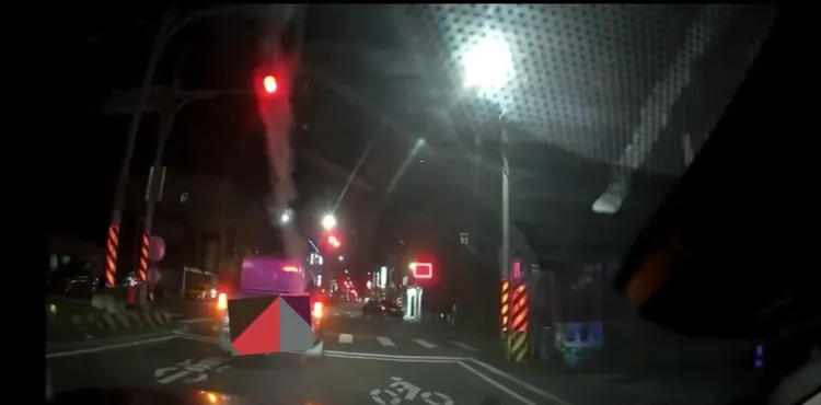 翁男為了逃跑多次蛇行，甚至還一度衝撞巡邏車。翻攝照片