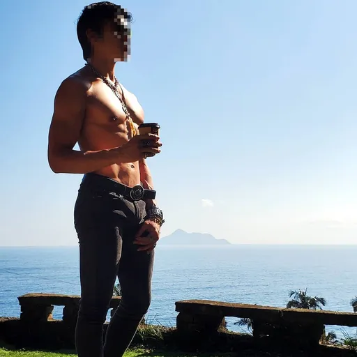 猛男秀舞者大暴走！挥刀拦车遭逮　疑横纹肌溶解住院