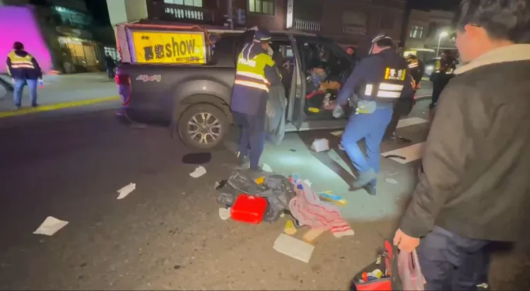 翁男駕駛一部黑色皮卡車跑到金山區一處超商前揮刀。翻攝照片