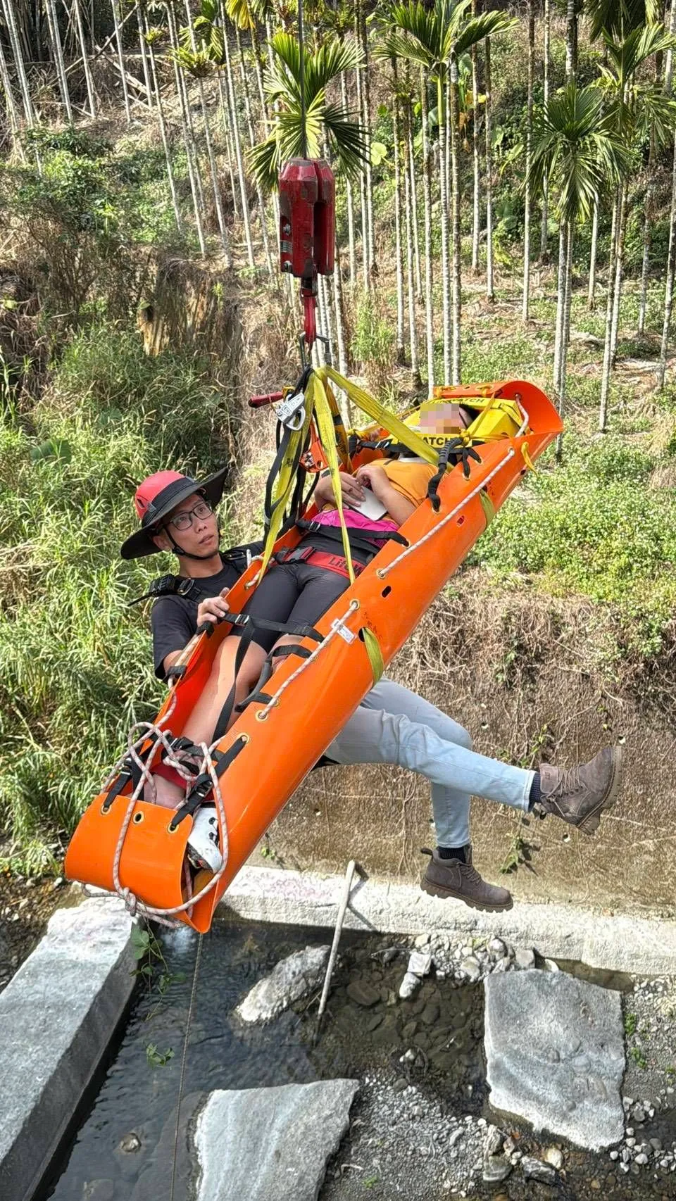 消防人員以省力拖拉系統將傷患上拉。民眾提供