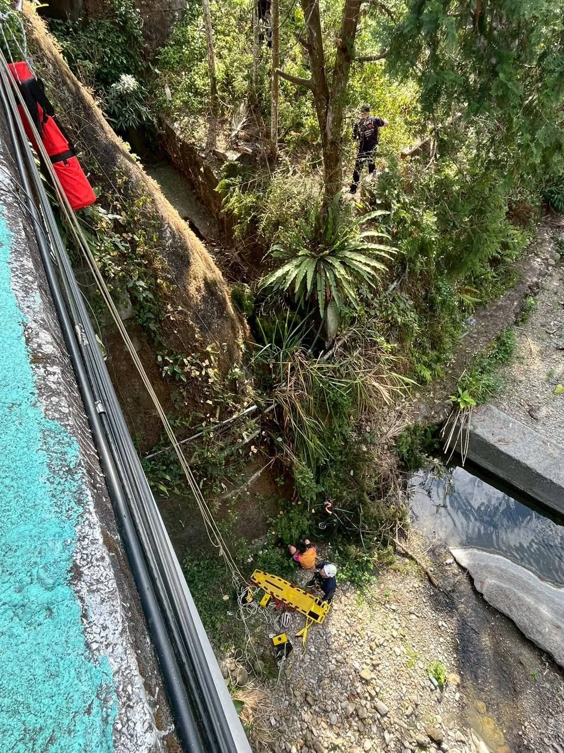 消防人員接觸受傷少年。民眾提供