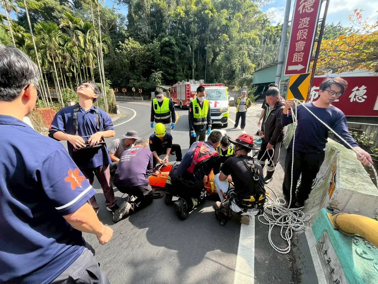 消防人員救出少年，將他送醫救治。民眾提供