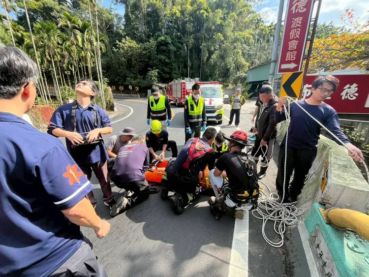 消防人員救出少年，將他送醫救治。民眾提供