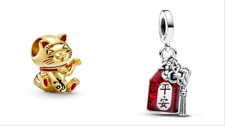 PANDORA可愛招財貓串飾（左）2980元、平安護身符吊飾（右）2480元。品牌提供