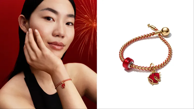 全新「駿馬迎福Murano琉璃吊飾」將駿馬身影收納於紅色Murano琉璃中。品牌提供