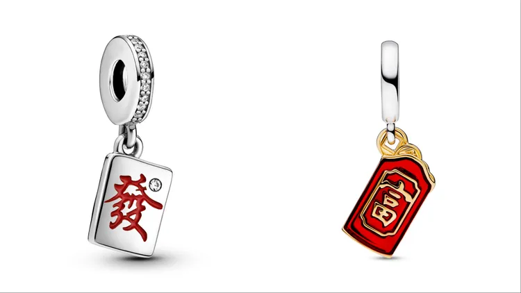 PANDORA麻將牌吊飾（左）2480元、雙色金屬好運紅包吊飾（右）3280元。品牌提供