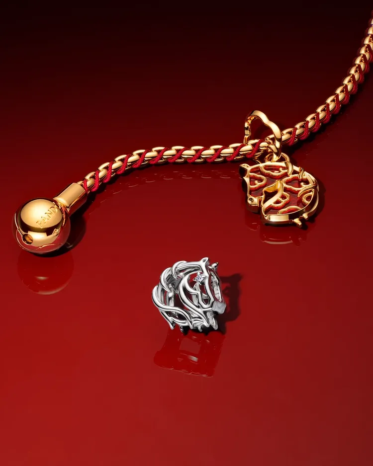 或是以鏤空間條勾勒出駿馬圖騰，凸顯靈動之姿。品牌提供