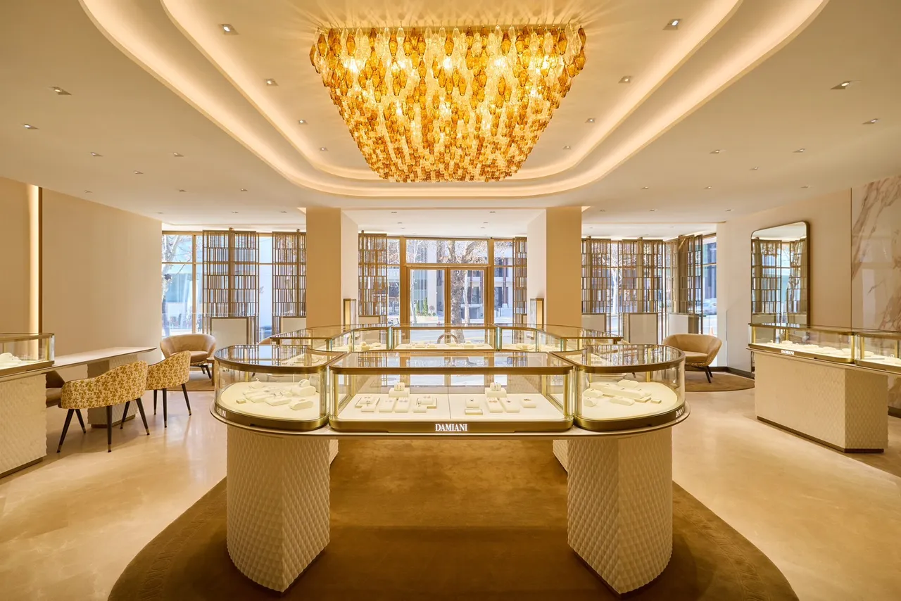 CASA DAMIANI首爾旗艦店一樓展示品牌最具代表性的經典珠寶系列。品牌提供