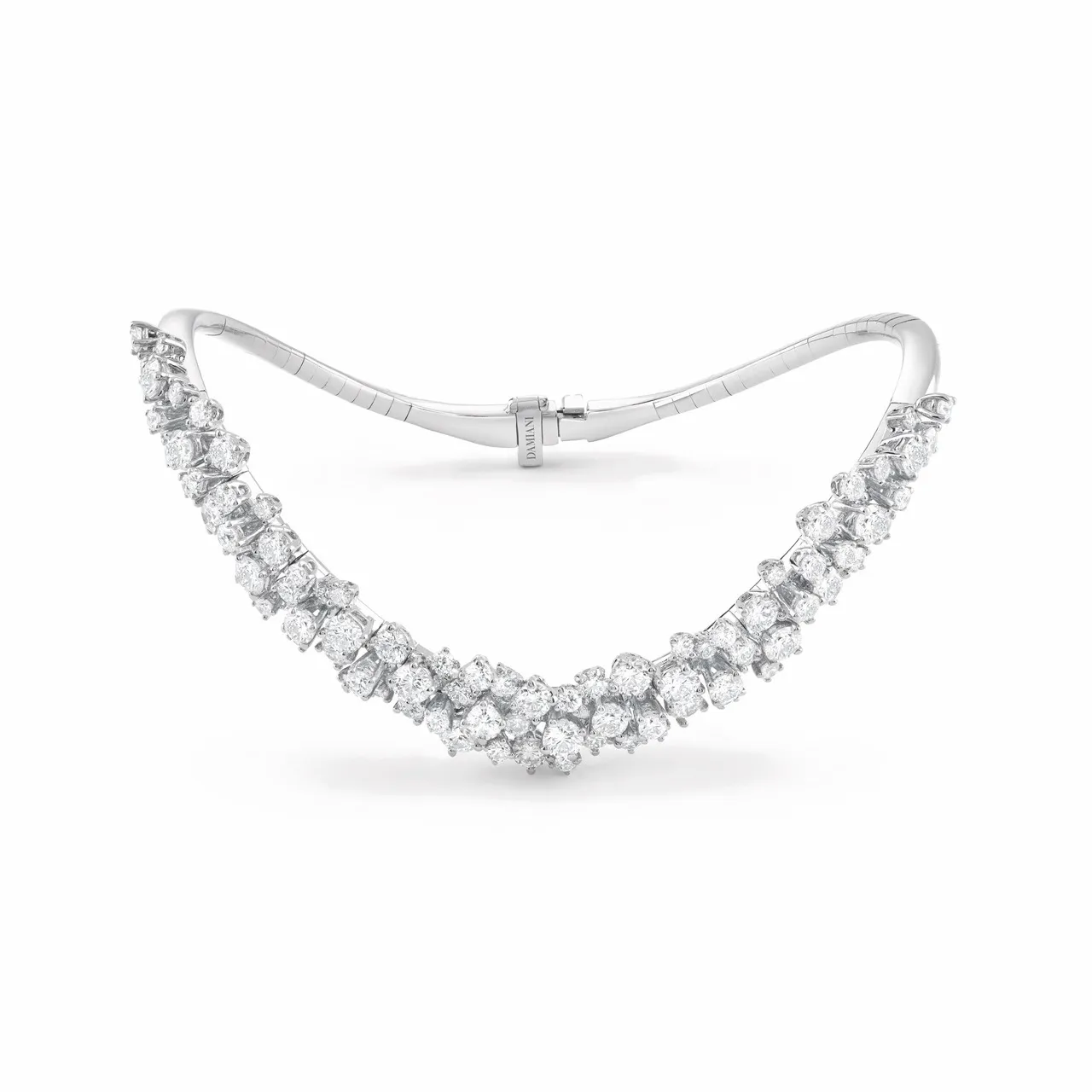 DAMIANI Mimosa含羞草系列18K白金V形鑽石手環，價格店洽。品牌提供