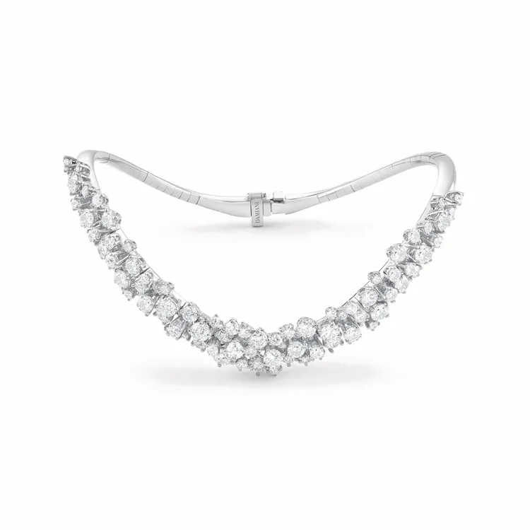 DAMIANI Mimosa含羞草系列18K白金V形鑽石手環，價格店洽。品牌提供