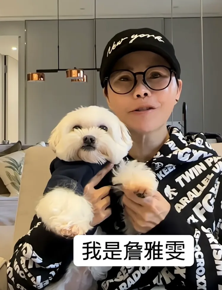 詹雅雯抱著愛犬U妹呼籲粉絲記得按讚，訂閱她的個人頻道。翻攝詹雅雯臉書