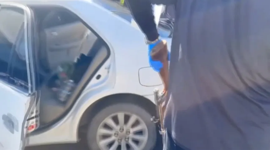 警方在車內查獲1把獵槍。警方提供