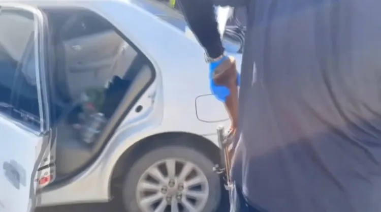 警方在車內查獲1把獵槍。警方提供