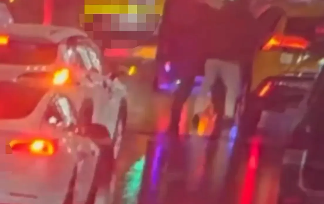 嫌犯當街痛扁司機。翻攝畫面