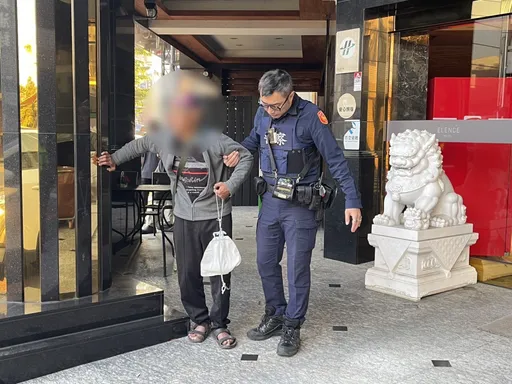 7旬男體力不支飯店外休息　員工報警助返家
