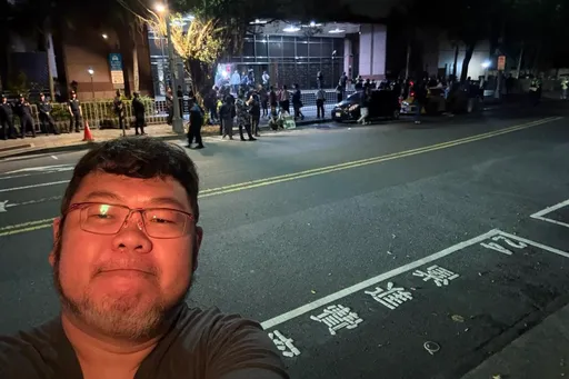 蓝营声援黄吕锦茹！四叉猫凑热闹被攻击　男泼饮料淋头惨了