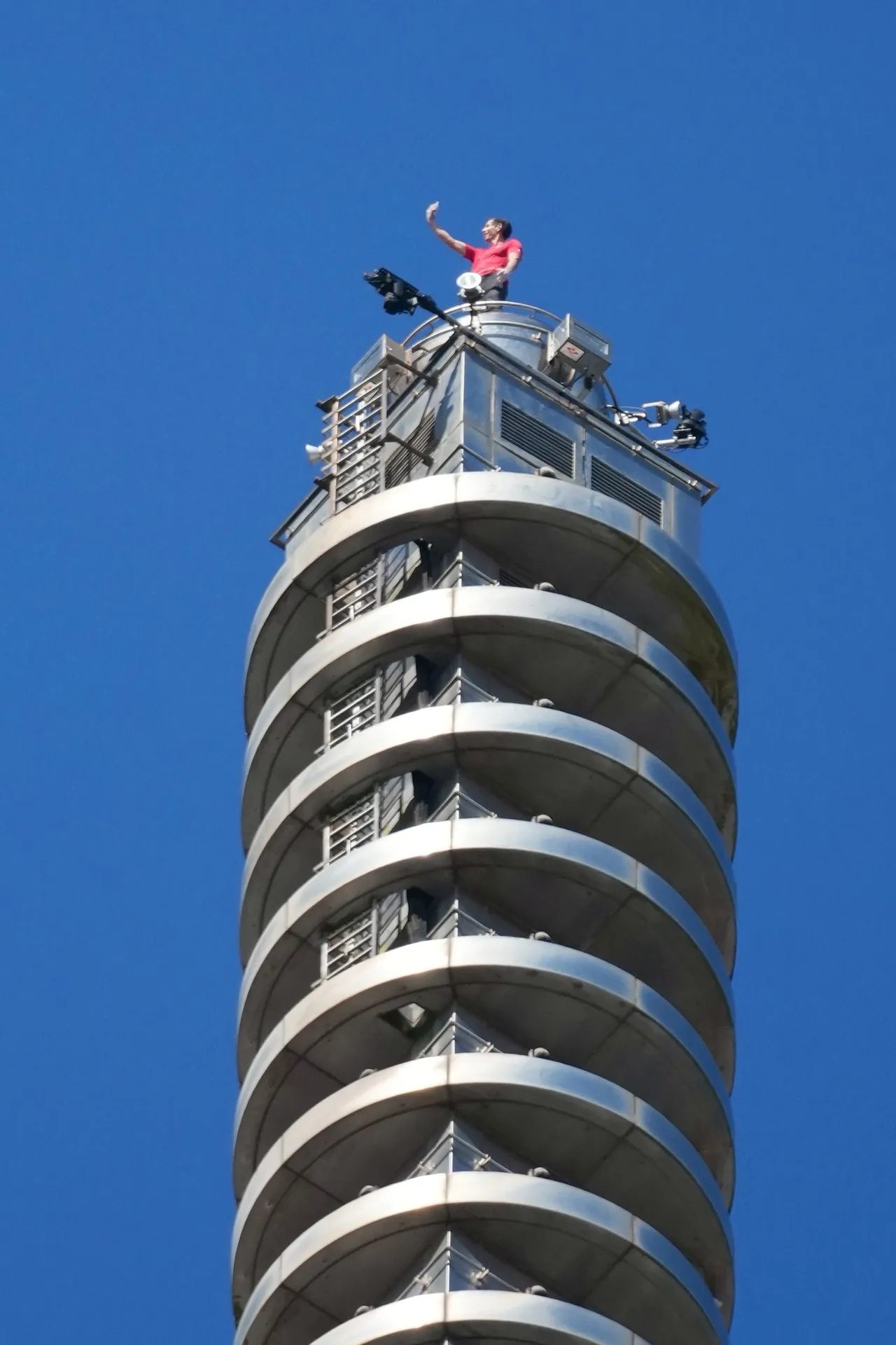 霍諾德最終耗時91分鐘成功登頂台北101，並在頂端興奮地拿起手機留下勝利自拍。莊宗達攝