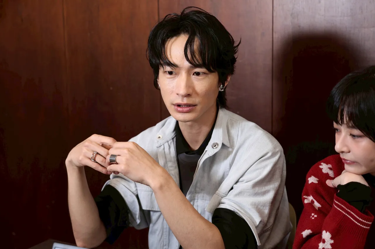 黄河（左）把房间贴满警告标语宣泄不满，右为陈姸霏。庄宗达摄