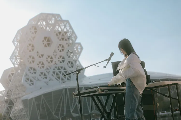 白安高雄港旁打碟，讓歌迷在港邊微風中，隨著音樂自然搖晃。相信音樂提供