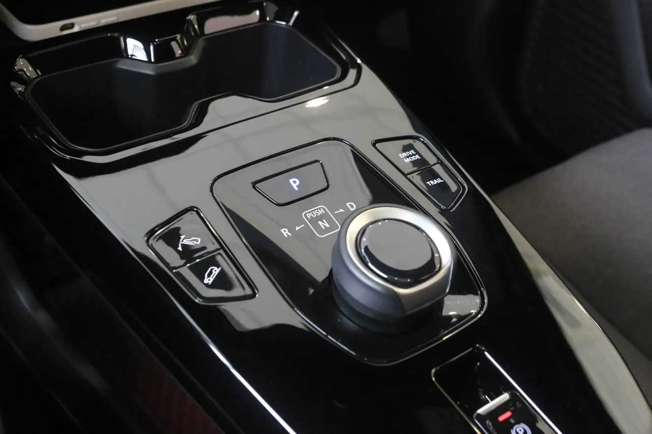 排档系统采旋钮式介面，并且提供三种驾驶模式切换。林浩升摄