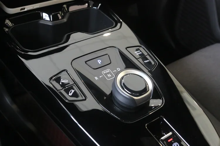 排檔系統採旋鈕式介面，並且提供三種駕駛模式切換。林浩昇攝