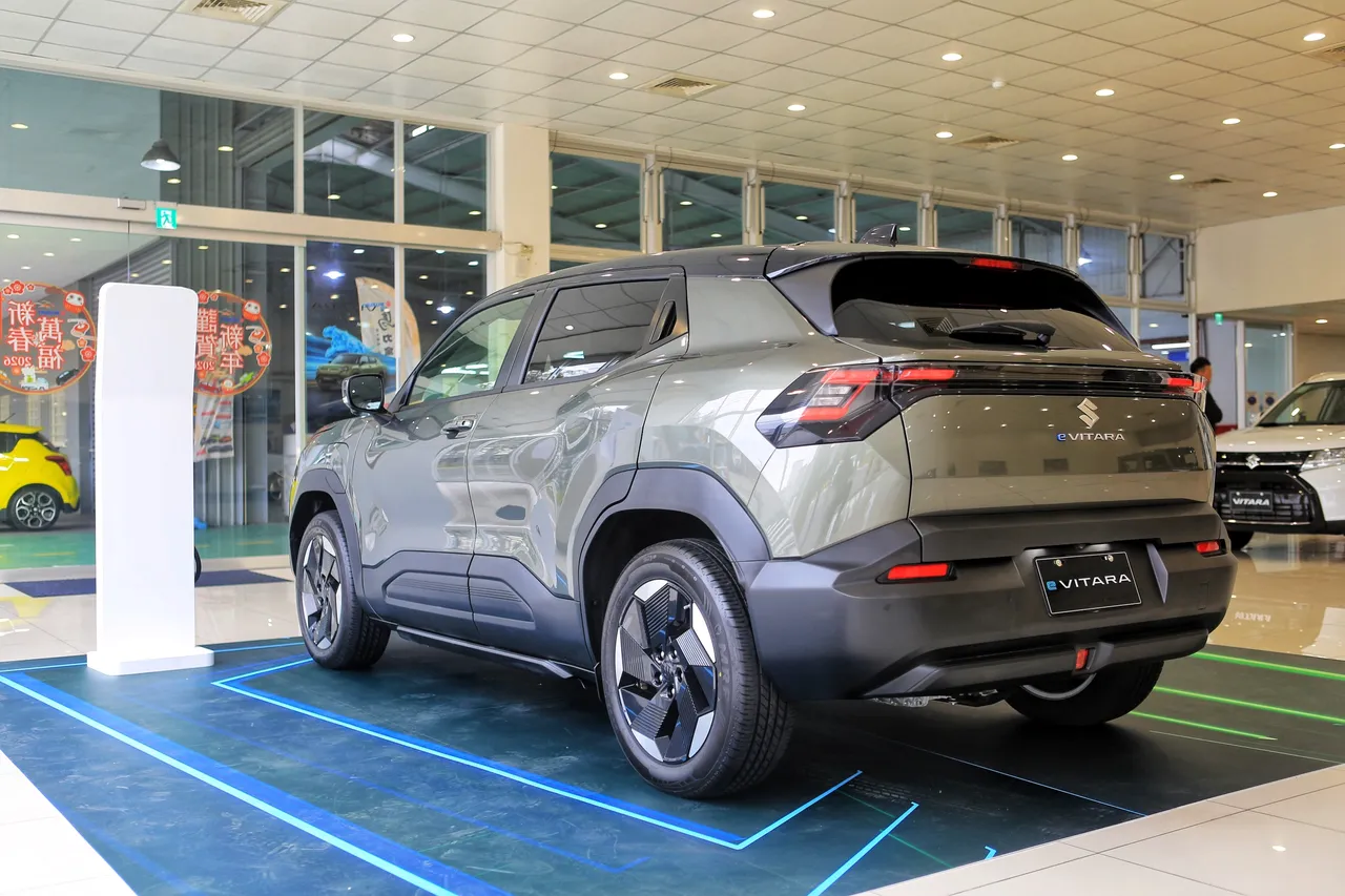 e Vitara 车身比例高耸，搭配长轴距设定与 Coupe-like 车顶线条，兼顾 SUV 的刚强气势与整体流线感，四驱版本另可加价1万元升级2 Tone双色车身涂装。林浩升摄