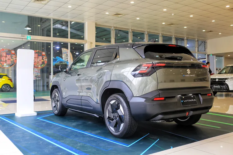 e Vitara 車身比例高聳，搭配長軸距設定與 Coupe-like 車頂線條，兼顧 SUV 的剛強氣勢與整體流線感，四驅版本另可加價1萬元升級2 Tone雙色車身塗裝。林浩昇攝