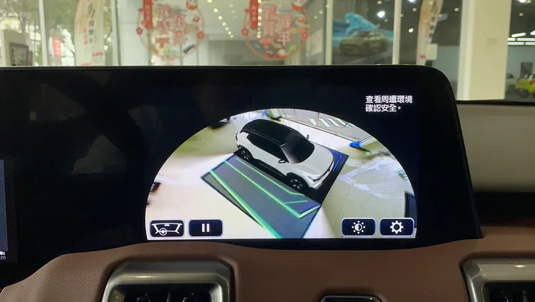 具3D開放視圖的360度環景影像系統，可清楚掌握車輛周邊環境，提升停車與低速行駛的操作便利性。林浩昇攝
